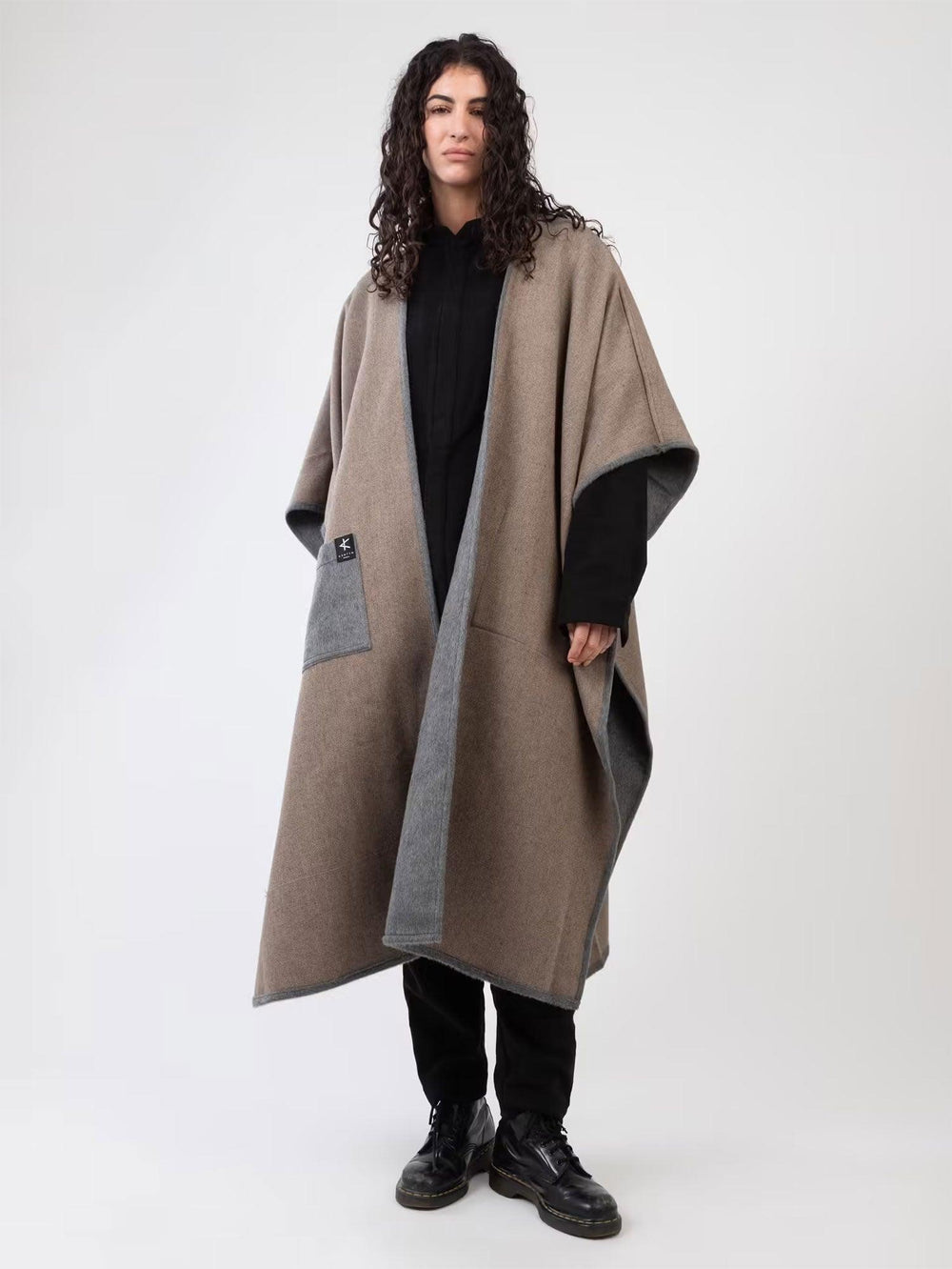 Cape Flippa – Fluffy Grey - Kanten - E-POP MODE - Corner de mode phygital