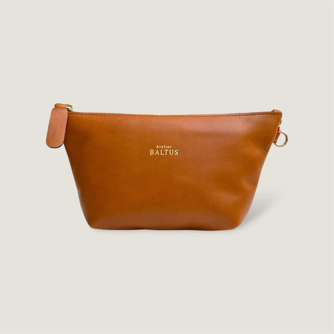 Pochette-mini-sac-en-cuir-camel-trousse-Camille-Atelier-BALTUS_e-pop-mode