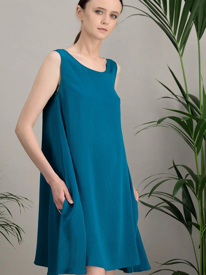 robe-cocktail-fluide-evase-soie-gaufree-bleu-canard-2_E-POP-MODE